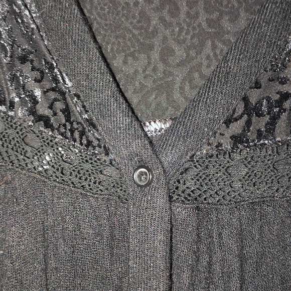 Flowing button down with velvet details - Picture 3 of 8